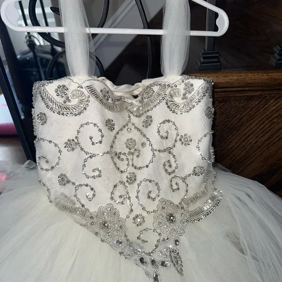 Beautiful flower girl or communion dress.Size 6 well made, Formal